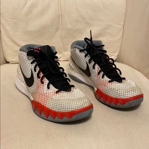 Size 9 kyrie 3’s